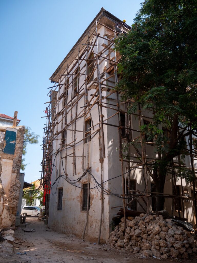 בית עם פיגומים בזמן עבודות